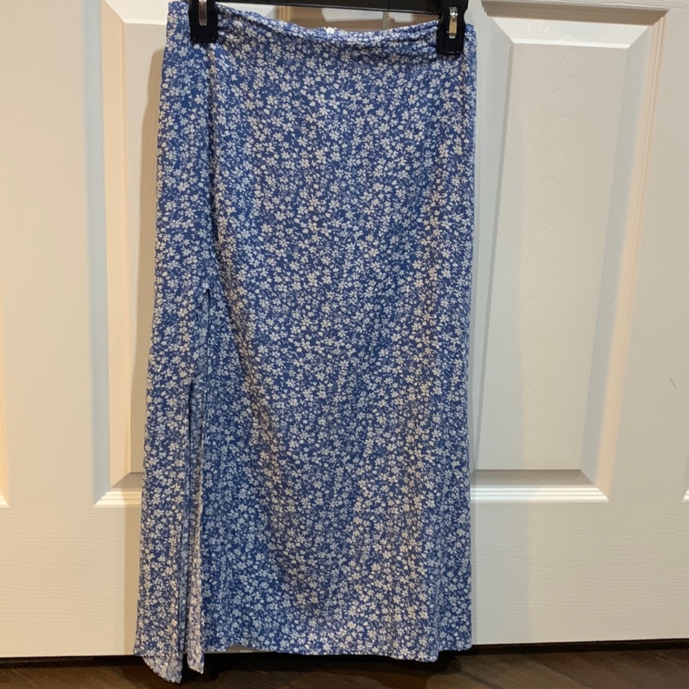 Blue floral print long skirt! Size medium!